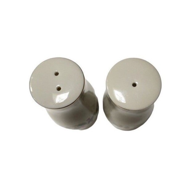 Vtg Yuletide White and Holly Berry & gold trim Christmas Salt and Pepper Shakers - Picture 6 of 9